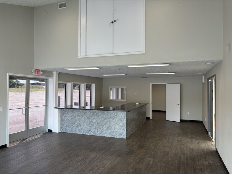 More Photos Of 1720 Riverside Dr, Fort Worth Warehouse For Lease