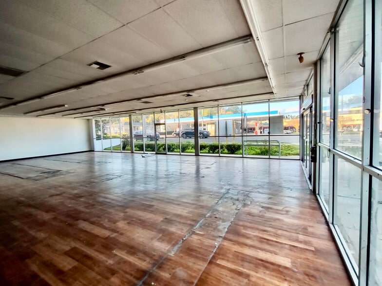 More Photos Of 1746 E Silver Springs Blvd, Ocala Freestanding For Lease