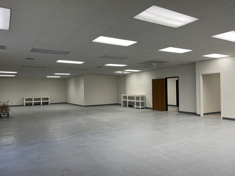 More Photos Of 2014 Platinum St, Garland Warehouse For Lease