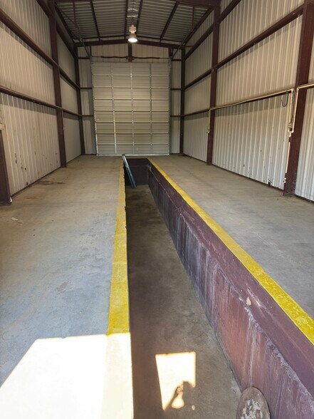 More Photos Of 9182 S US Highway 79, Palestine Service For Lease