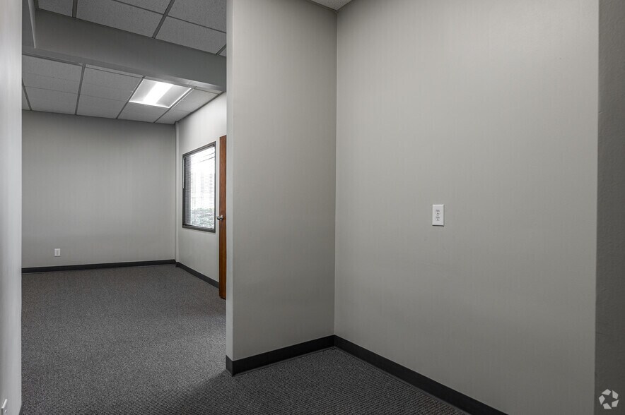 More Photos Of 11420 Mathis Ave, Farmers Branch Unknown For Lease