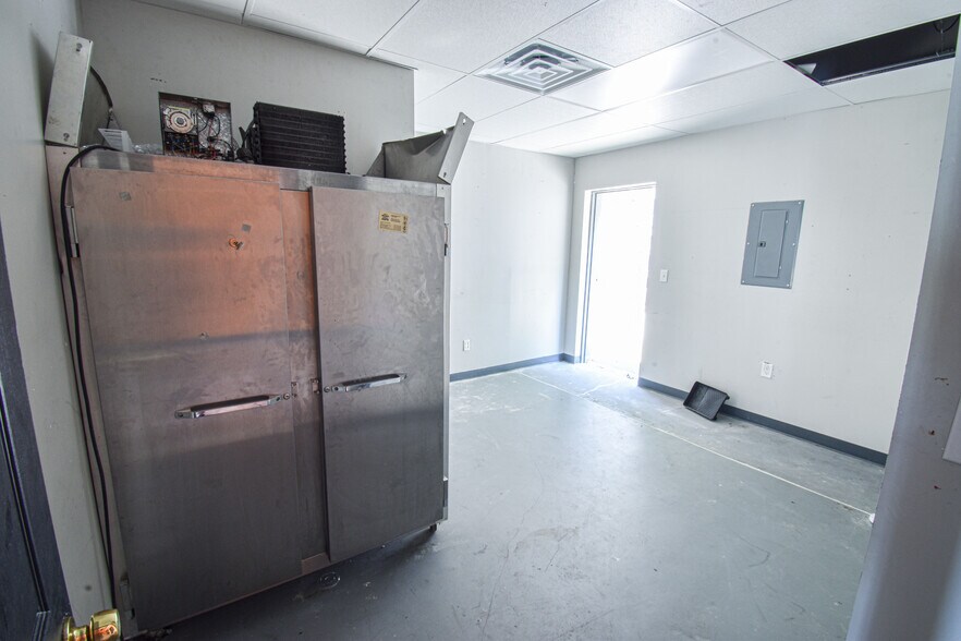 More Photos Of 4550 Station Cir, Northport Freestanding For Lease