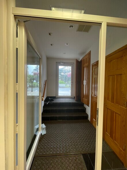 More Photos Of 91 Lake Ave, Tuckahoe Flex For Lease