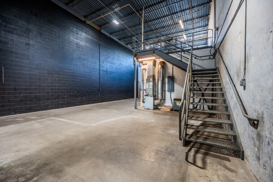 More Photos Of 5750 N Sam Houston Pky E, Houston Warehouse For Lease