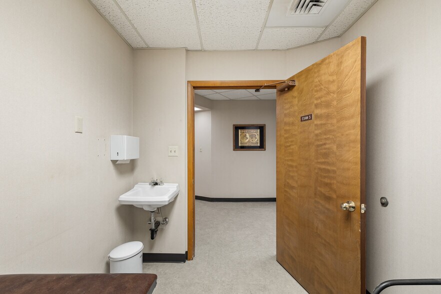 More Photos Of 2050 W Fourth St, Mansfield Medical For Lease