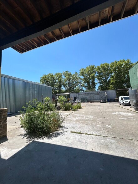 More Photos Of 18 Bay St, Brooklyn Light Manufacturing For Lease