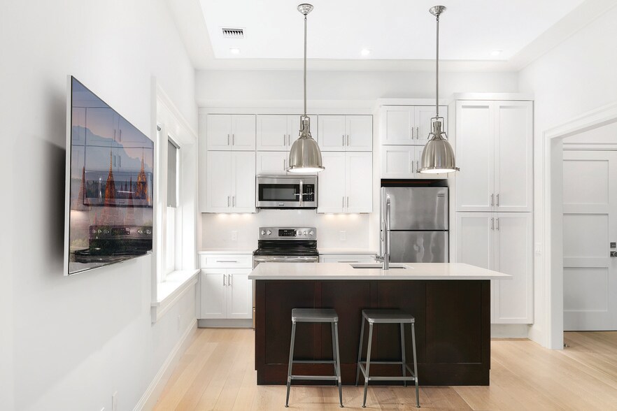 More Photos Of 105-107 Newtown Ln, East Hampton Storefront Retail Residential For Sale