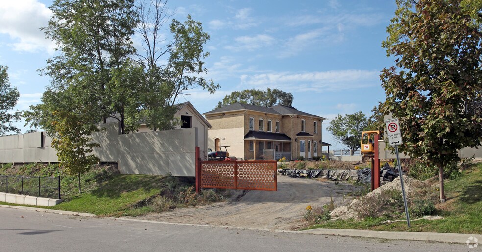More Photos Of 1601 Hopkins St, Whitby Office For Lease