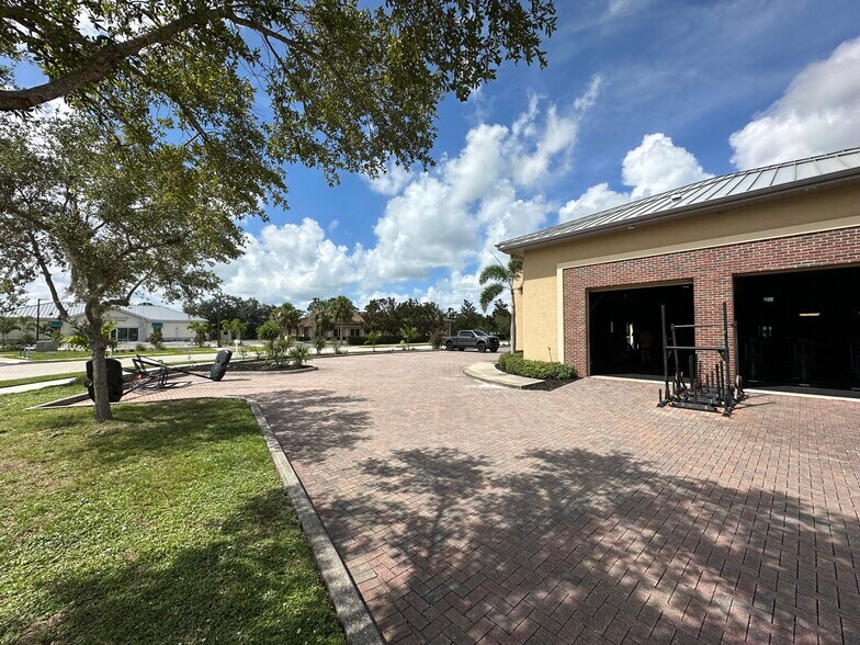 More Photos Of 5261 Paylor Ln, Sarasota Freestanding For Lease