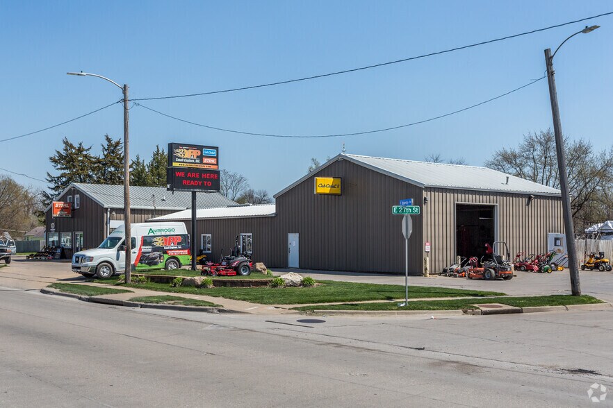 More Photos Of 2715 E University Ave, Des Moines Auto Repair For Sale