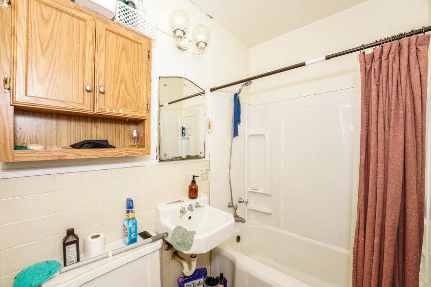 More Photos Of 2670-2678 N Holton St, Milwaukee Storefront Retail Residential For Sale