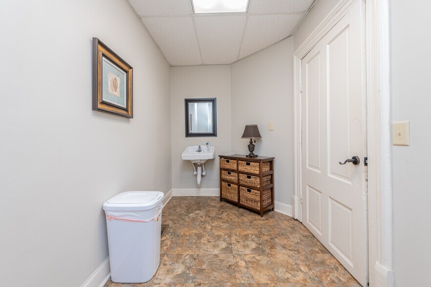 More Photos Of 2607 Vineville Ave, Macon-Bibb Office For Lease