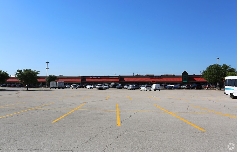 More Photos Of 1326-1392 W Main St, Lewisville Unknown For Lease