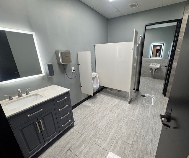 More Photos Of 5900 Schumacher Ln, Houston Auto Repair For Lease