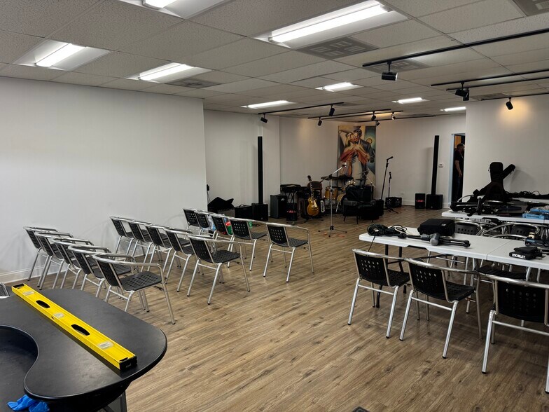 More Photos Of 7336 Archer Ave, Summit Argo Storefront Retail Residential For Lease