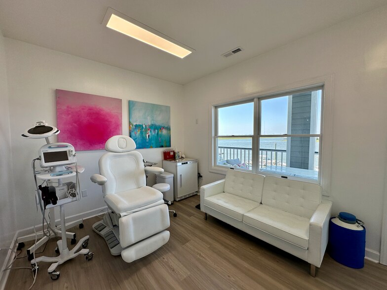 More Photos Of 103 Palm Blvd, Isle Of Palms Office For Sale