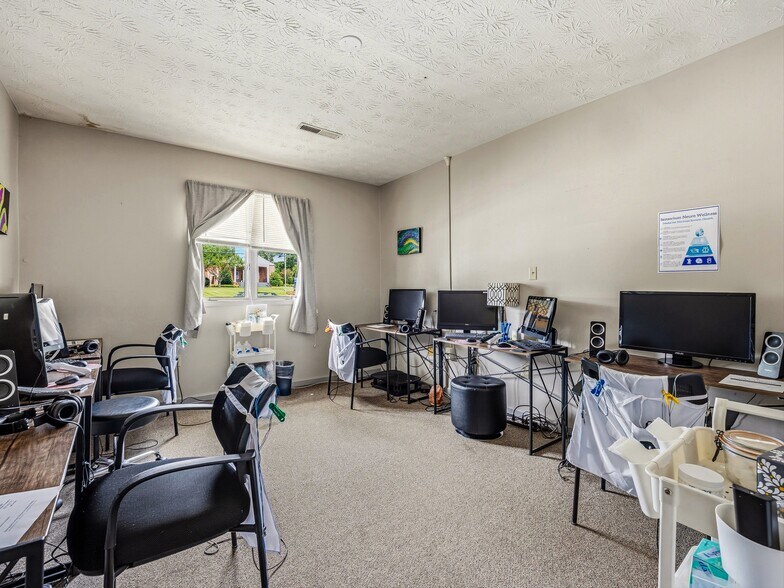 More Photos Of 2124 Hendersonville Rd, Arden Office For Sale
