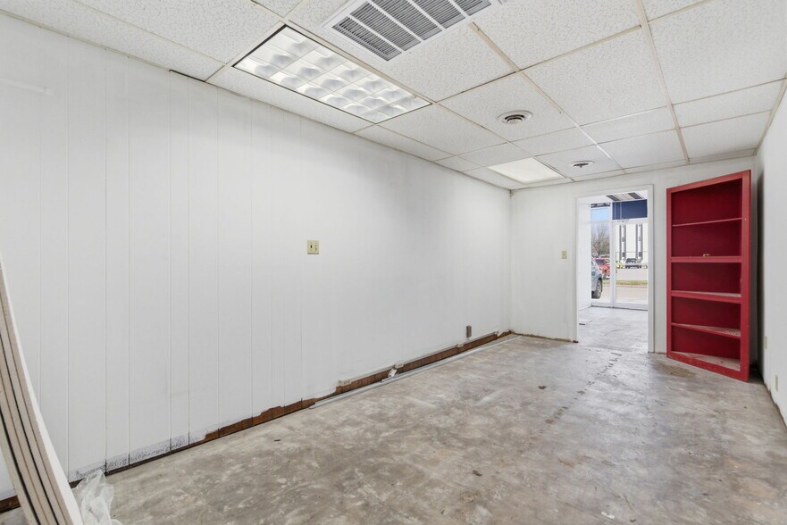 More Photos Of 1718 E Meadowmere St, Springfield General Retail For Lease