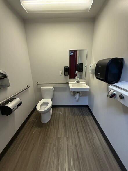 More Photos Of 369 Bill France Blvd, Daytona Beach General Retail For Lease