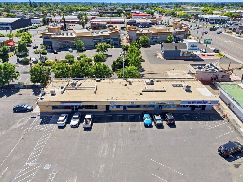 More Photos Of 7206-7216 Lindale Dr, Sacramento Storefront For Sale