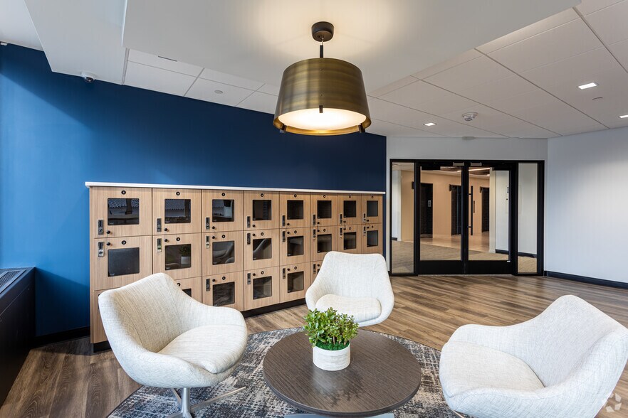 More Photos Of 7701 Forsyth Blvd, Clayton Office For Lease