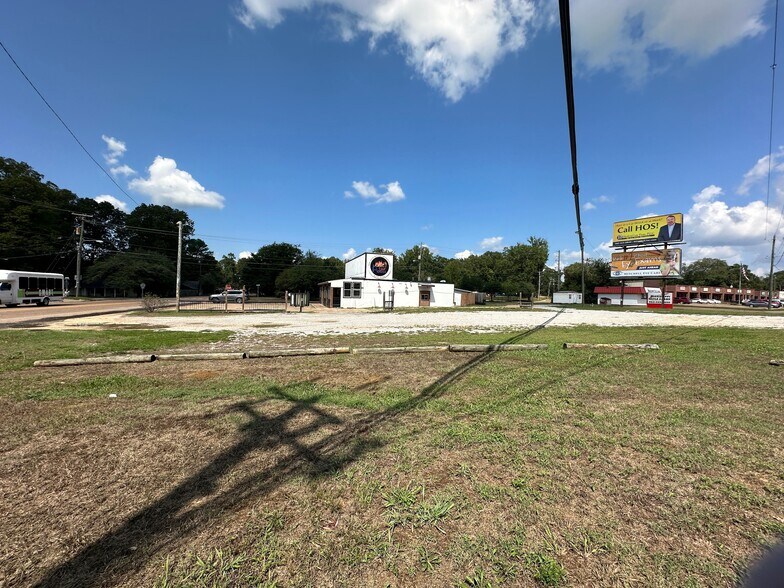 More Photos Of 106 Avenue of Patriots St, Starkville Restaurant For Sale