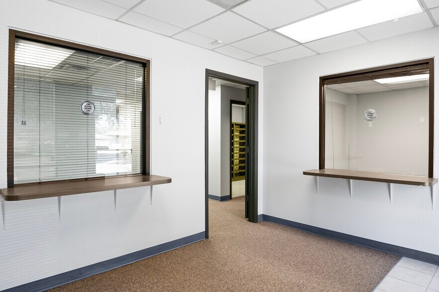 More Photos Of 915-921 N Mill St, Lewisville Office For Sale