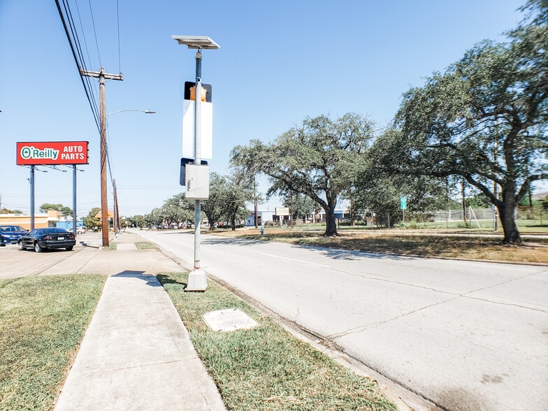 More Photos Of 10906-10918 Beamer Rd, Houston Storefront For Lease