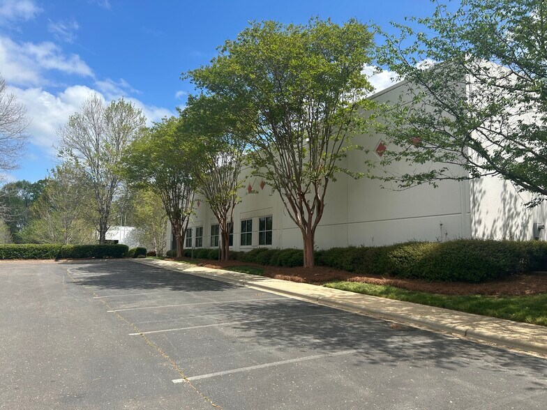 More Photos Of 9730 Northcross Center Ct, Huntersville Light Distribution For Sale
