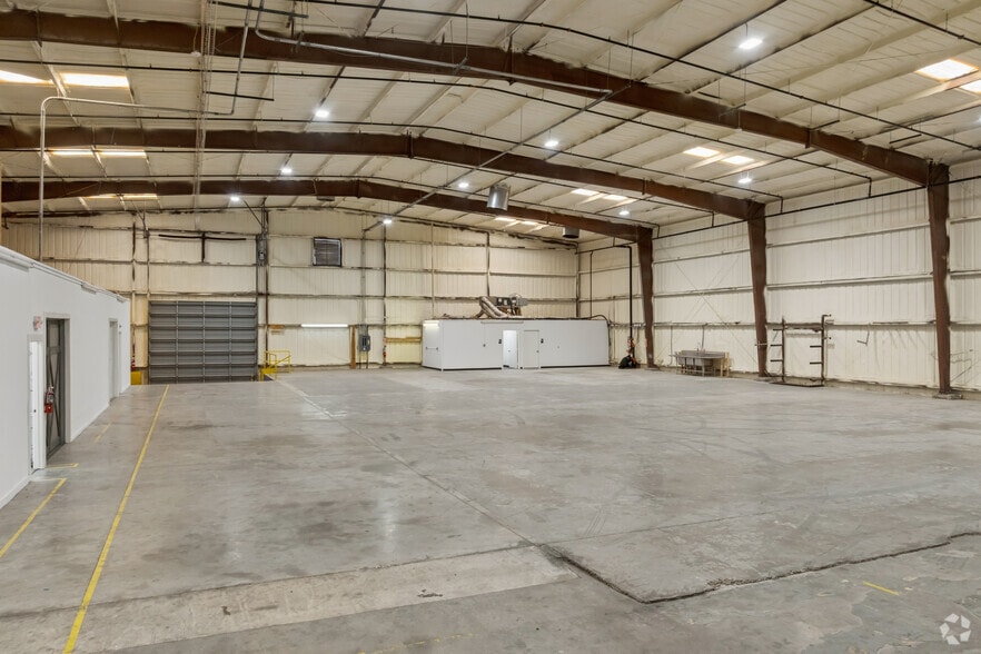 More Photos Of 1716 Shady Oaks Dr, Denton Warehouse For Lease