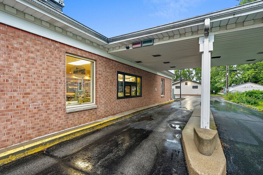 More Photos Of 802 George St, De Pere Freestanding For Sale