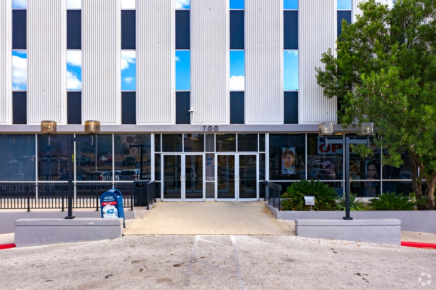 More Photos Of 700 S Zarzamora St, San Antonio Office For Sale