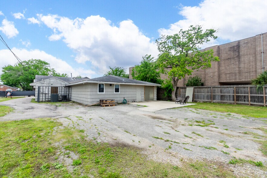 More Photos Of 5904 Dolores St, Houston Office For Lease