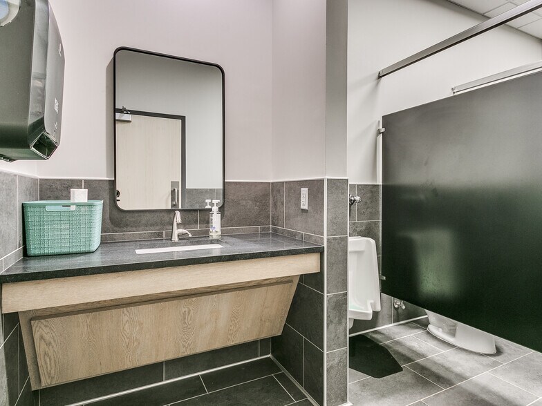 More Photos Of 8890 S Sunnylane Rd, Oklahoma City Flex For Sale