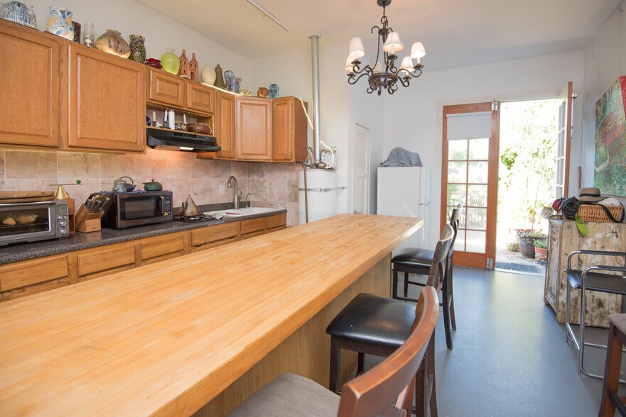 More Photos Of 5629 W Adams Blvd, Los Angeles General Retail For Lease