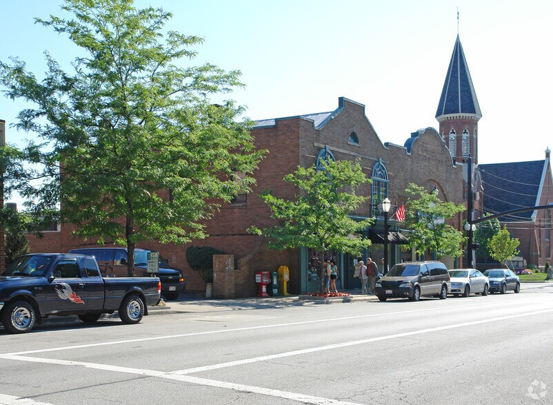More Photos Of 101 Public Sq, Medina Storefront For Lease