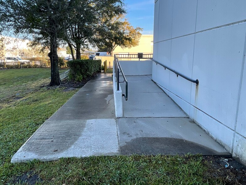 More Photos Of 1700 35th St, Orlando Warehouse For Lease