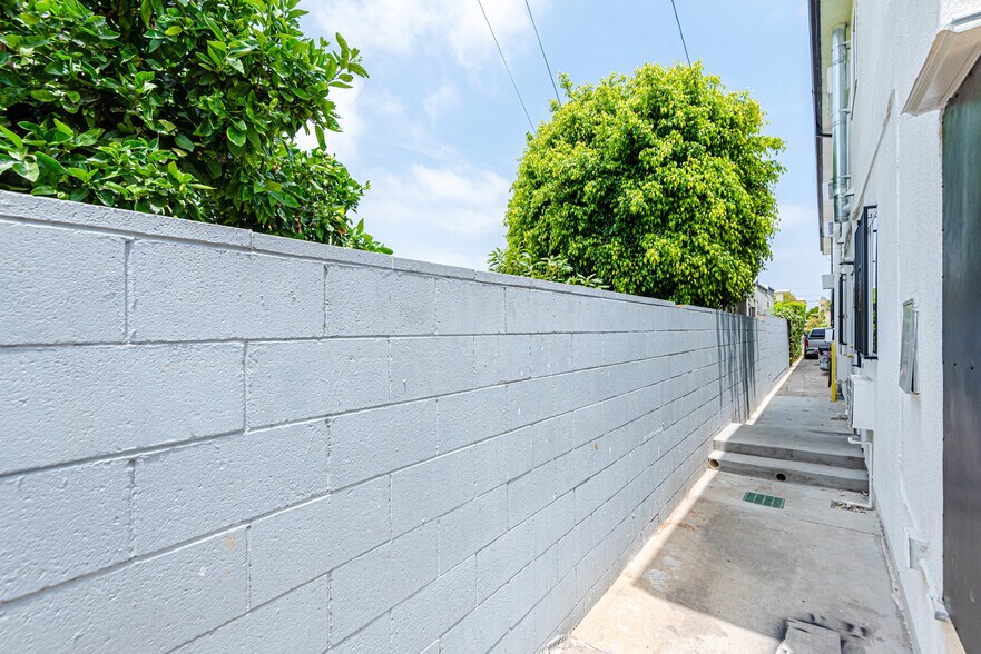 More Photos Of 4546 W 17th St, Los Angeles Apartments For Sale