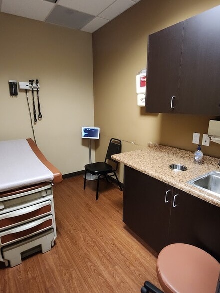 More Photos Of 2525 W Carefree Hwy, Phoenix Medical For Lease