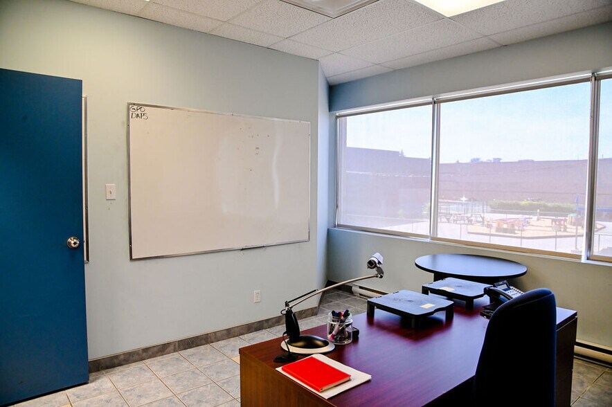 More Photos Of 1855 Rue Saint-Régis, Dollard-des-Ormeaux Office For Lease