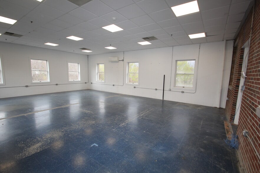 More Photos Of 35 Water St, Amesbury Research And Development For Lease