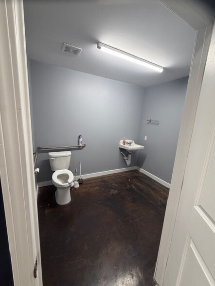 More Photos Of 13215 Judson Rd, San Antonio Showroom For Lease