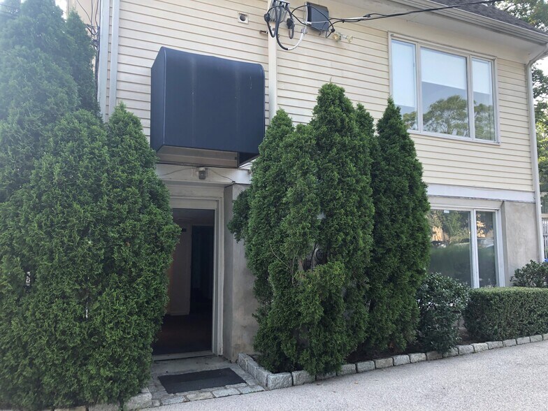 More Photos Of 23 Benedict Pl, Greenwich General Retail For Lease