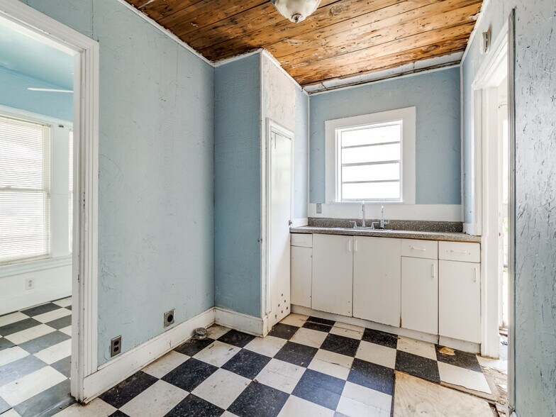 More Photos Of 5832 Live Oak St, Dallas Freestanding For Sale