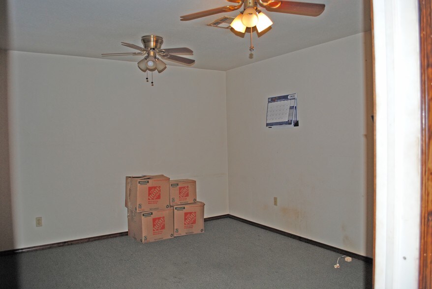 More Photos Of 223-227 S Main St, Wagoner Warehouse For Sale