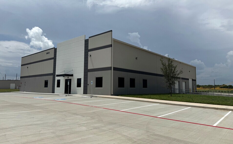 More Photos Of 18632 Kermier, Hockley Warehouse For Sale