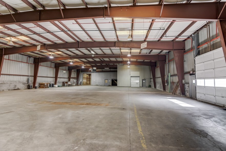 More Photos Of 2064 N Woodford St, Decatur Warehouse For Lease