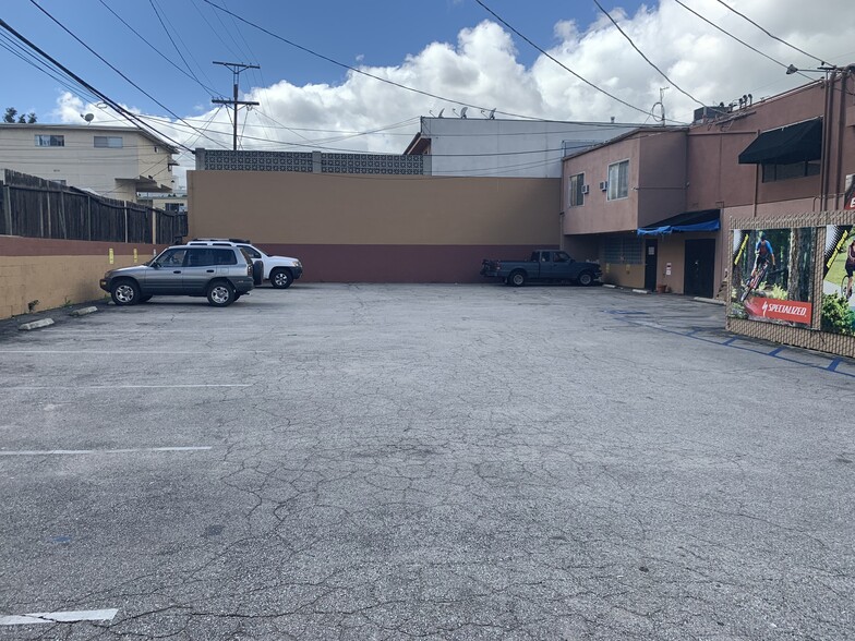 More Photos Of 22720 Ventura Blvd, Woodland Hills Storefront For Lease