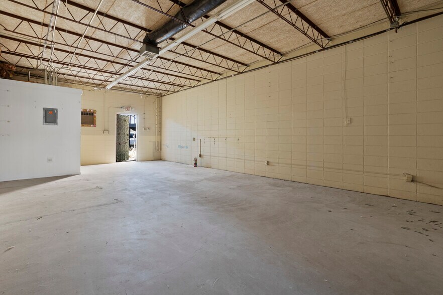 More Photos Of 1615 25th Ave, Gulfport Flex For Lease