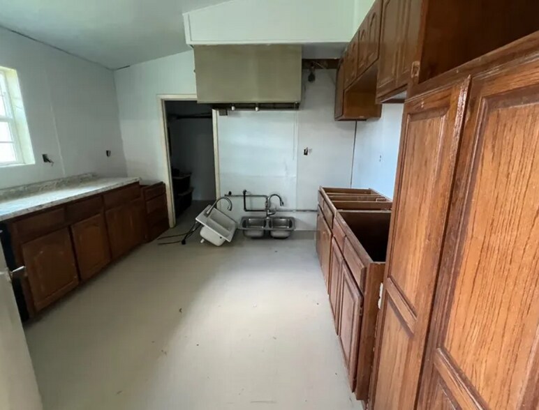 More Photos Of 569 Bear Dr, Timpson Medical For Sale